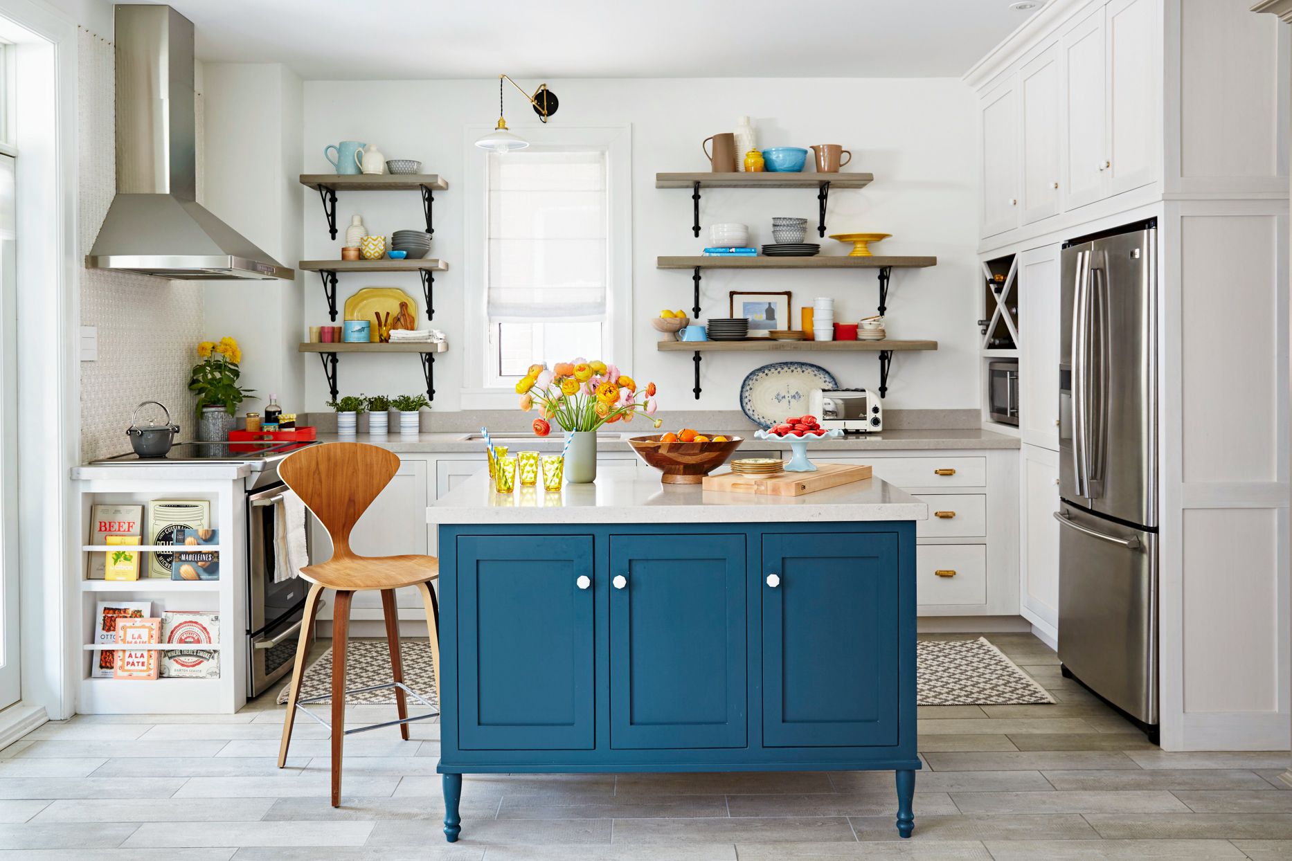 Functional and Beautiful Kitchen Islands Featuring Columns